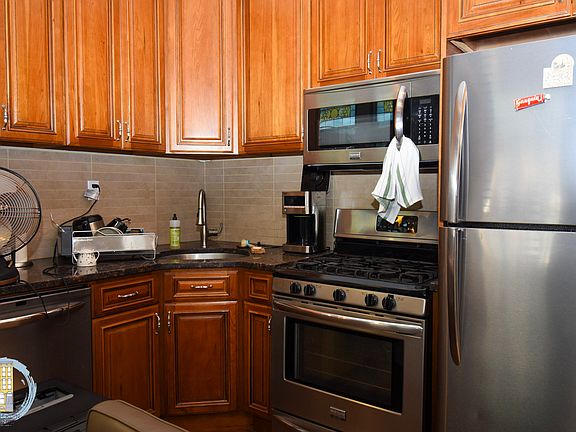 2nd image of 252 Hancock St #2FF
