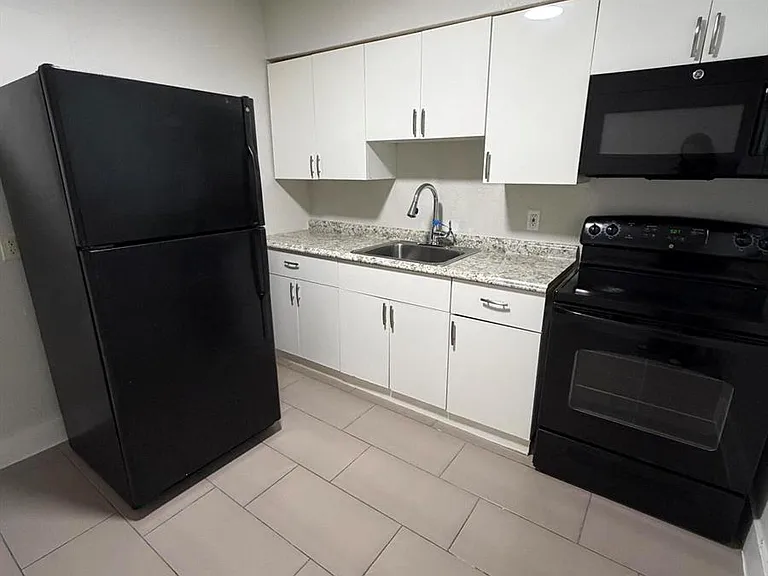 110 SW 7th Ave — Photo 1