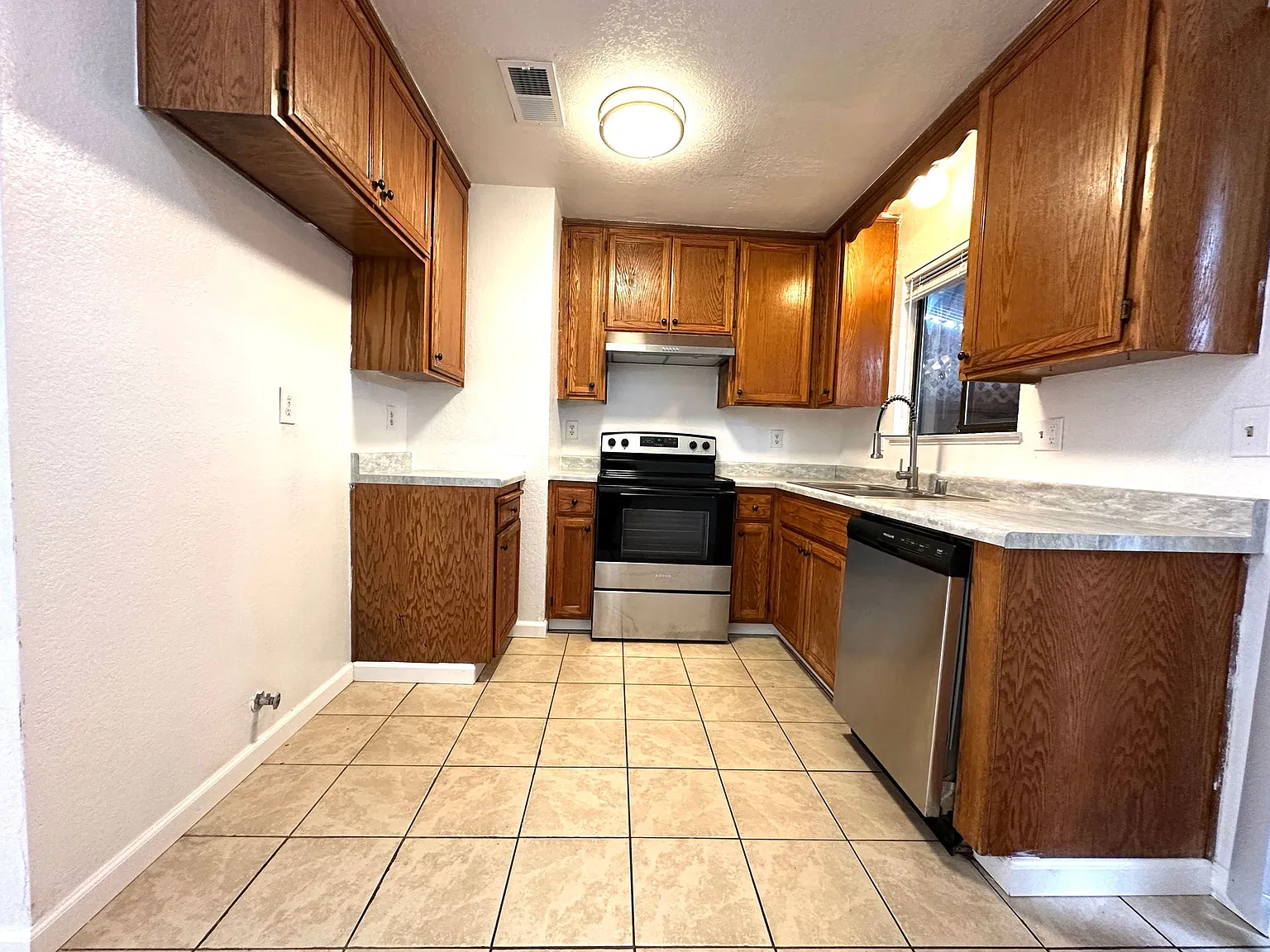 Charming Townhouse in Turlock — Photo 4