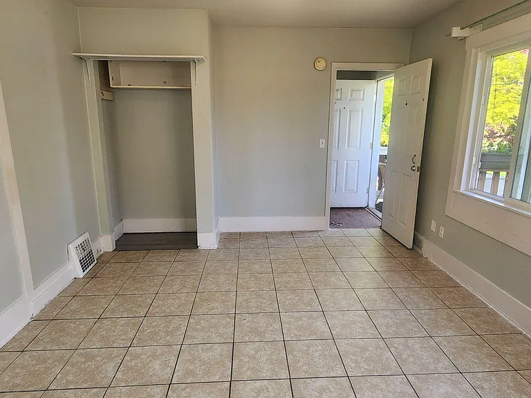 4719 5th Ave NE #6 — Photo 4