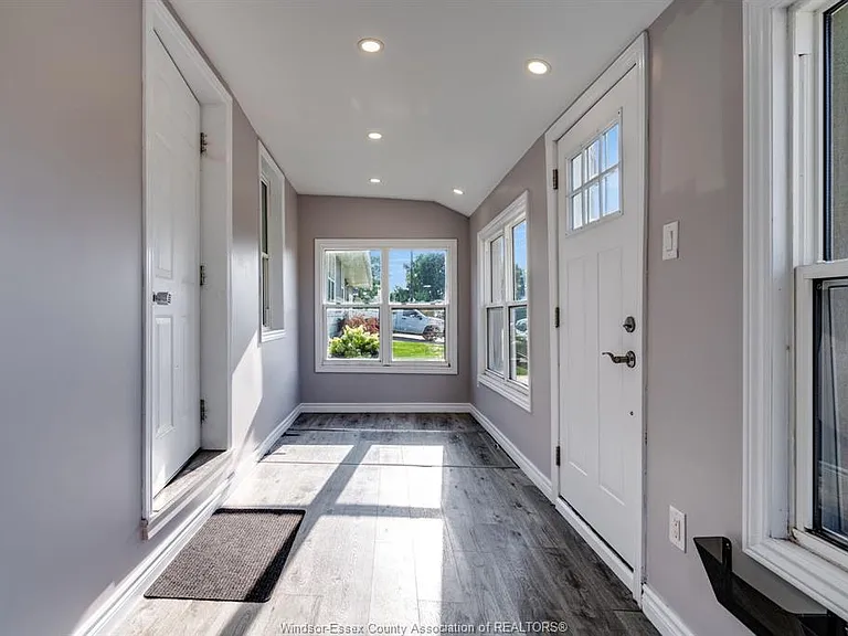 1672 Elgin St — Photo 3