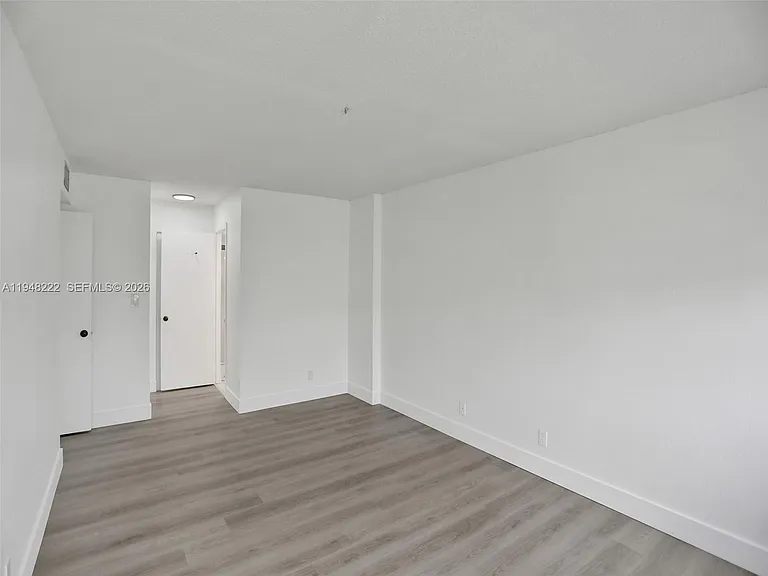 2771 Taft St — Photo 10