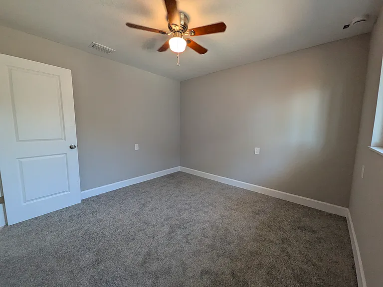 5523 Venetian Blvd NE — Photo 32