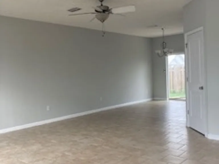 2601 Avondale Ct — Photo 2