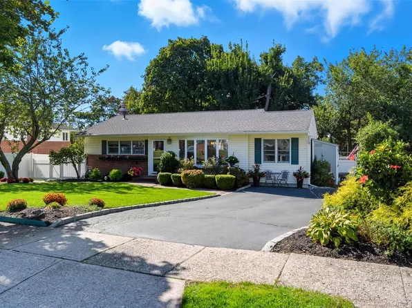 12 Putnam Court, Commack, NY 11725