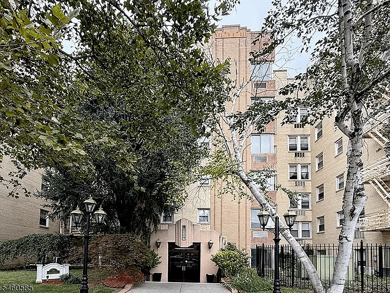 19-31 Lyons Ave #612