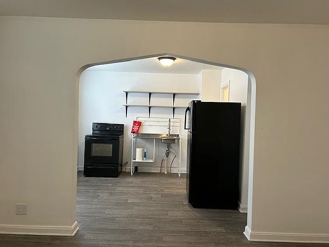 Darling arch between Bedroom area and Kitchen...bathroom is behind the fridge.