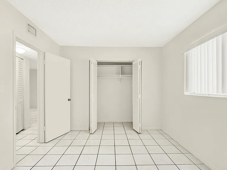 416 Santander Aveapt D — Photo 7