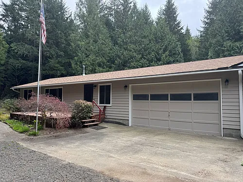 4005 NE Kedros Dr Photo 1