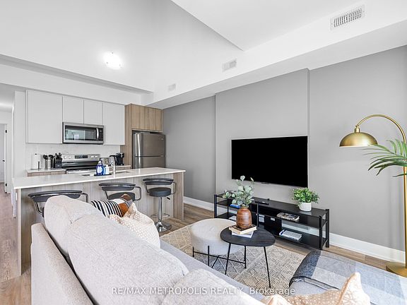 3rd image of 449 Lansdowne Ave
