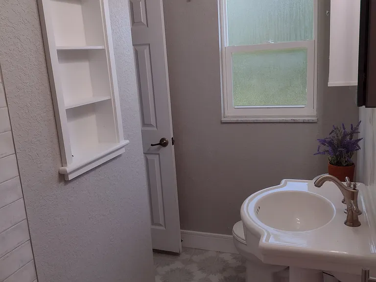 720 NE 17th Ct — Photo 30