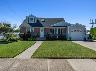 96 Lawrence St, Farmingdale, NY