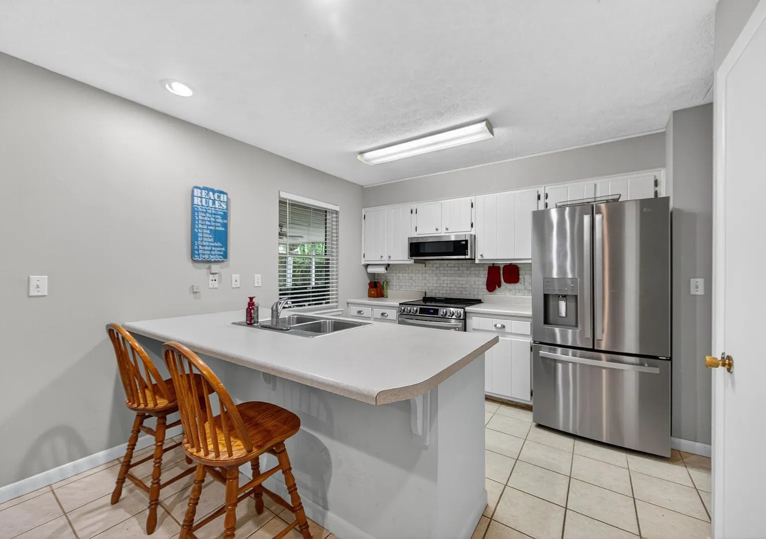 1312 Honeysuckle Ln — Photo 3