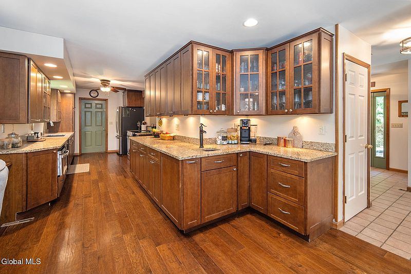3rd image of 7 Hickory Lane