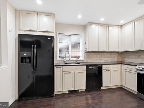 4th image of 20 Servan Ct