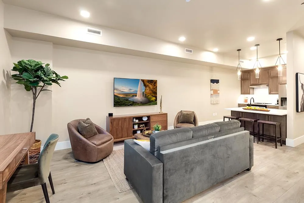 Studio, 650 sqft, $2,400 — Photo 3