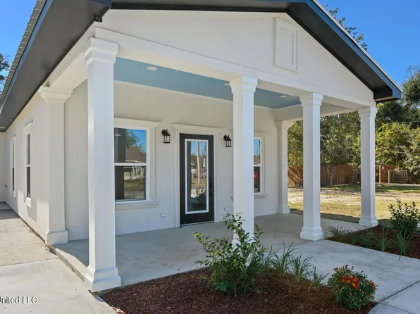 611 Waveland Ave, Waveland, MS 39576