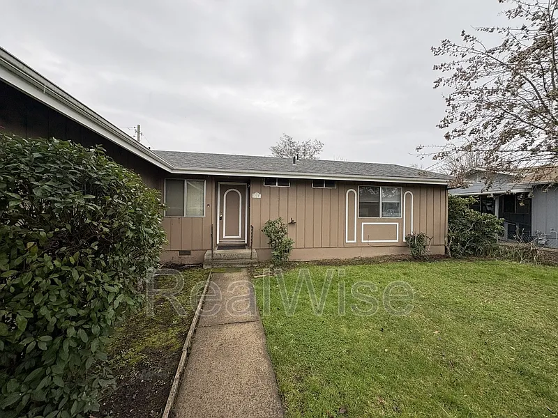 3 bed, 2.0 bath, 1096 sqft, $1,800 — Photo 4