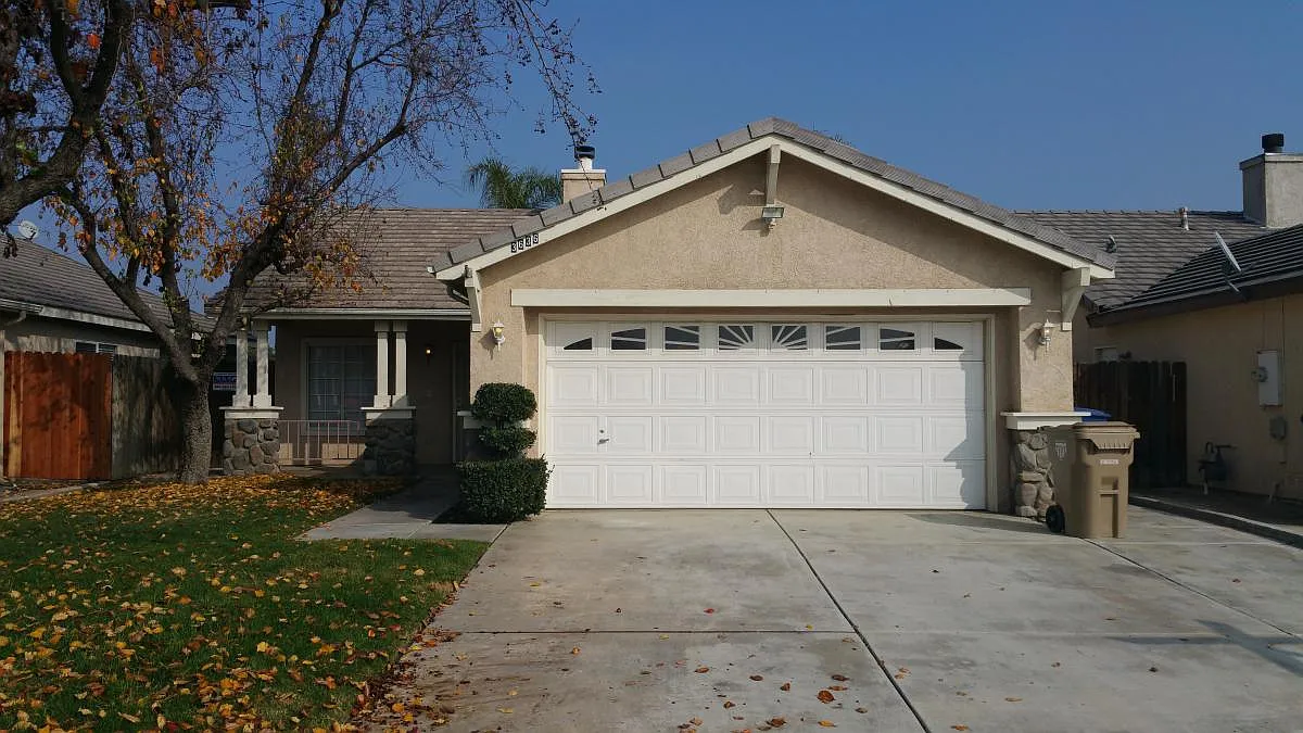 3 bed, 1251 sqft, $2,200 — Photo 1