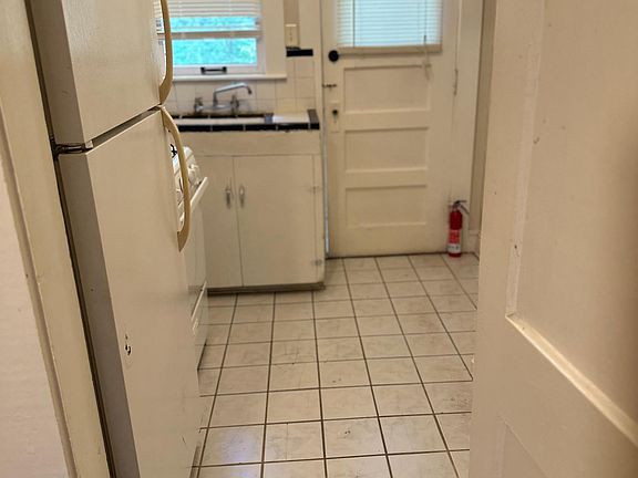 5th image of 824 E University Ave #3