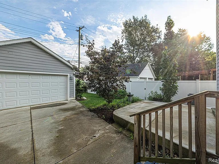 16276 Kirkshire Ave — Photo 34