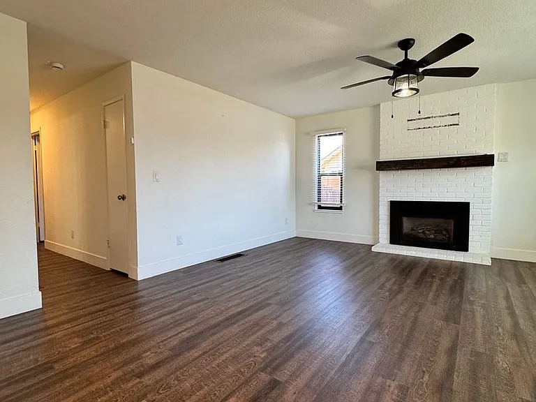 1605 Sutter Ln — Photo 4