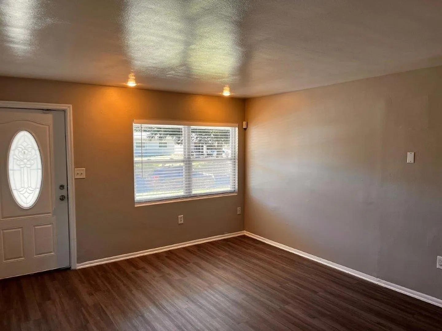 3 bed, 2.0 bath, 1000 sqft, $1,599 — Photo 3