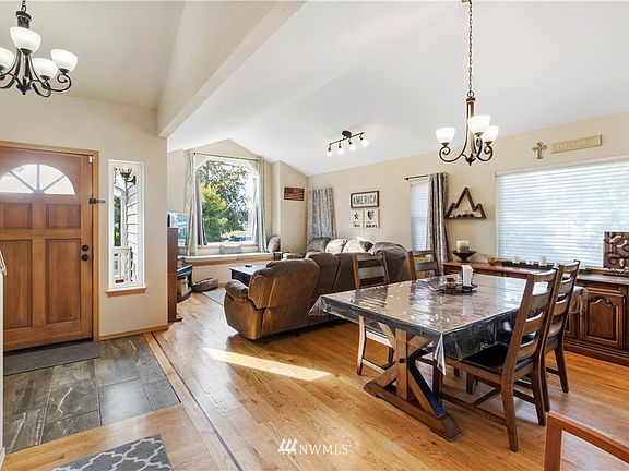 Dining/Living Rooms!