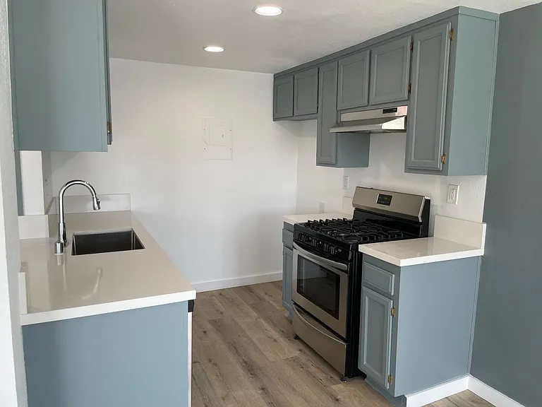 Chateau Canoga Apartments — Photo 11