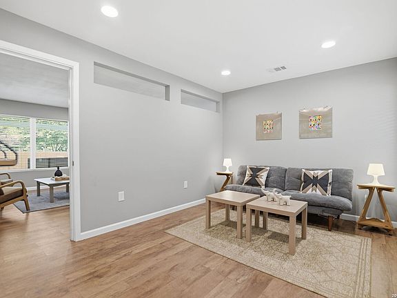 4th image of 1022 GREY OAK DR