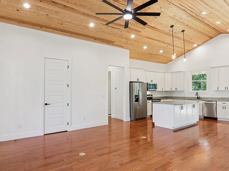 178 Jonathan Ln — Photo 12