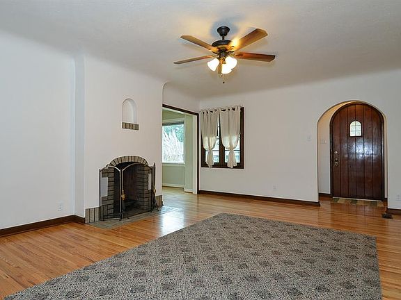 5th image of 255 E Downington Ave