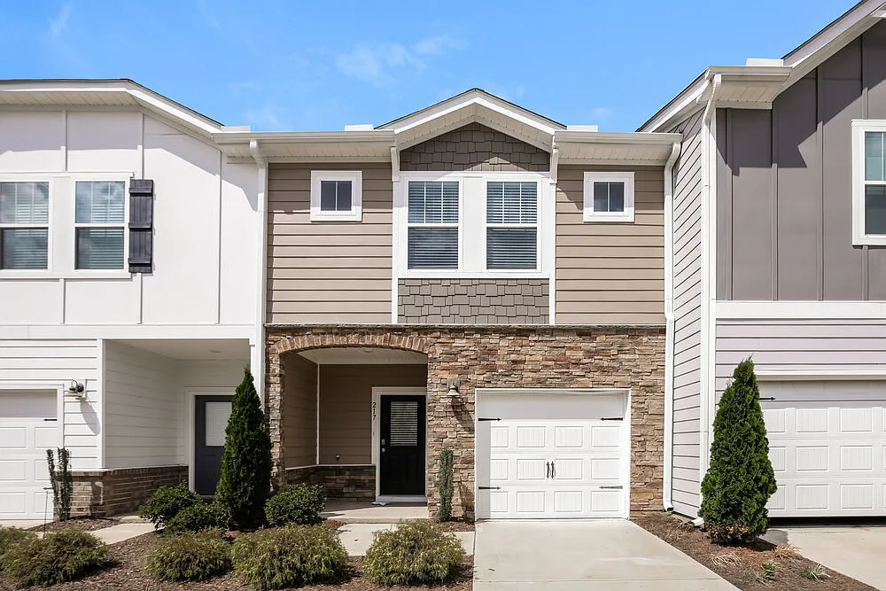 3 bed, 2.5 bath, 1597 sqft, $1,760 — Photo 1