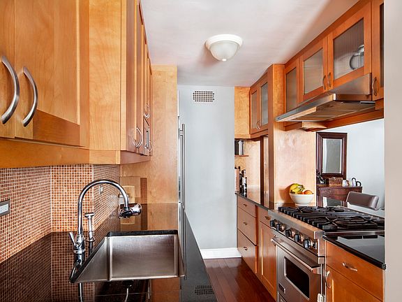 3rd image of 165 W 66th St APT 7-A
