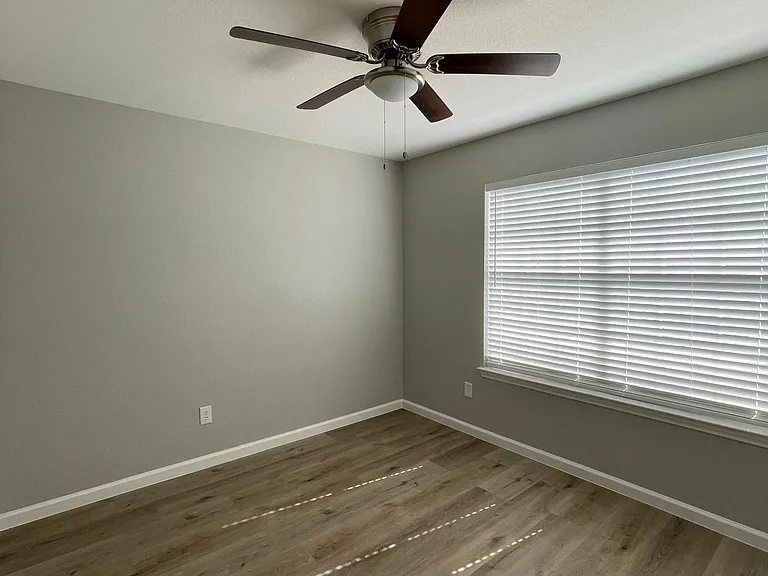 9621 Polk Ave — Photo 10