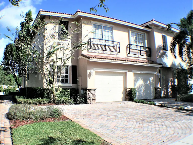 202 Las Brisas Cir — Photo 1