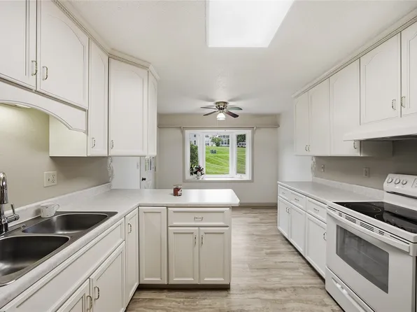 4019 Summerfield Ln NE APT A, Cedar Rapids, IA 52402