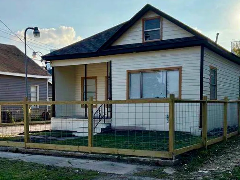 1611 Common St — Photo 1