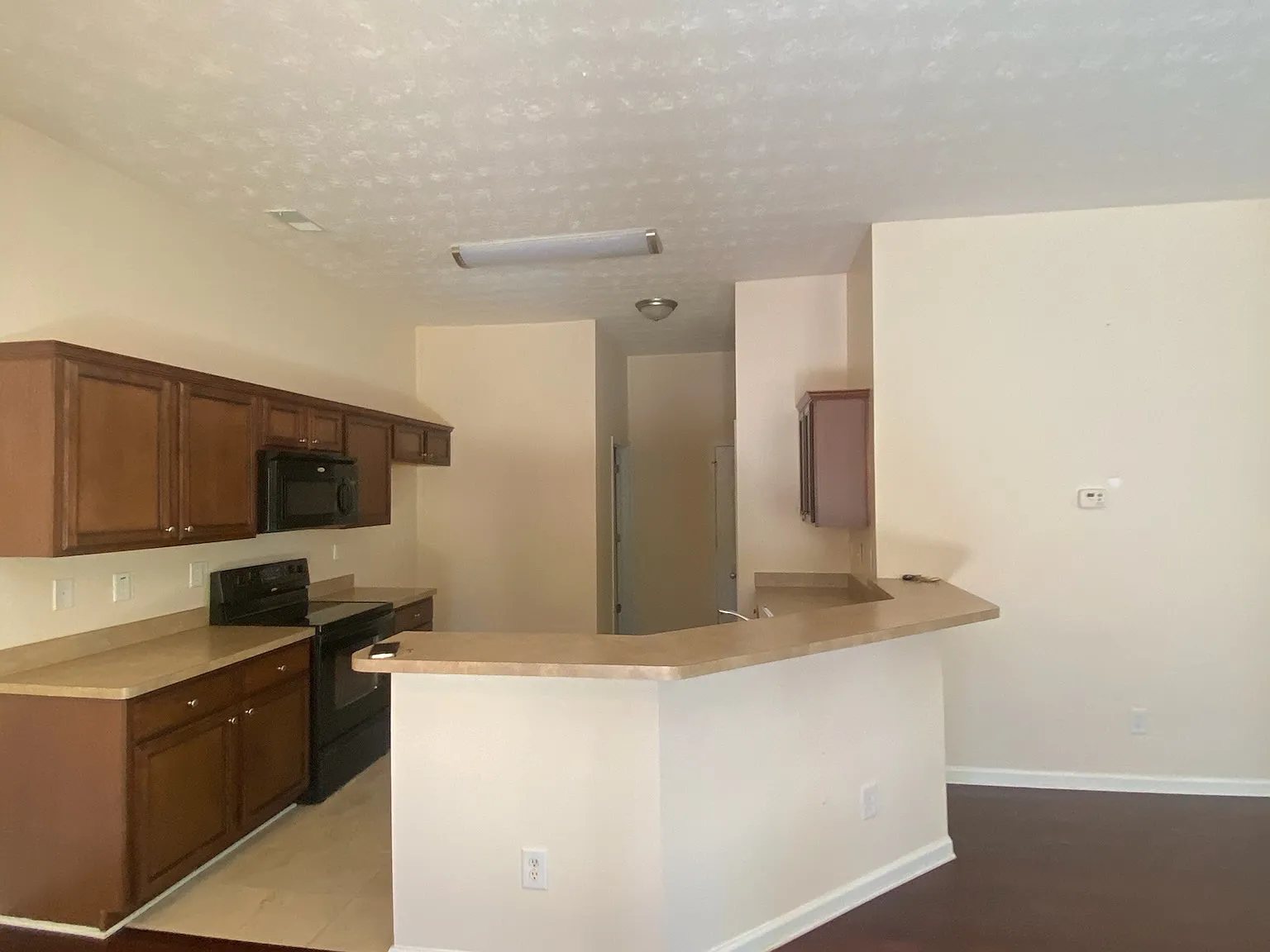 3 bed, 2.5 bath, 1930 sqft, $2,180 — Photo 4