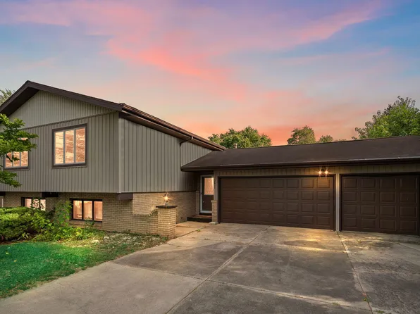 2411 Canterbury Pl, Schererville, IN 46375