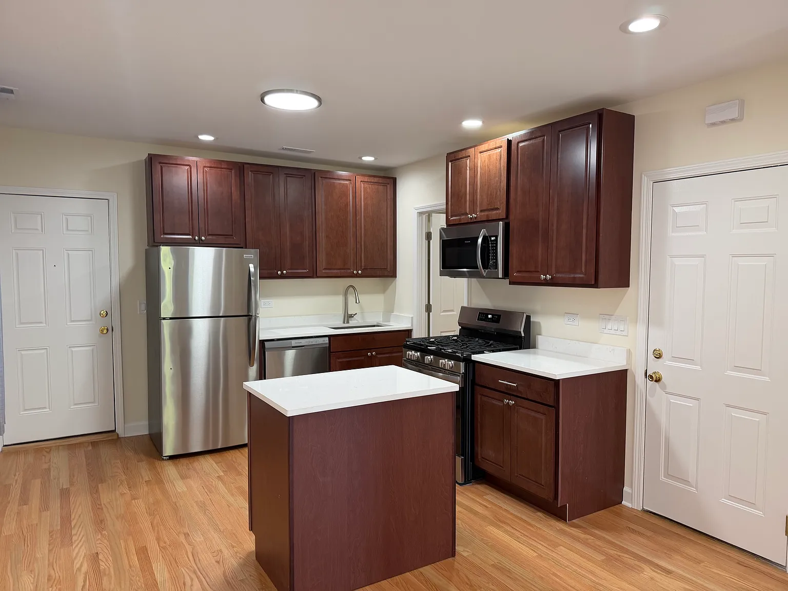 1 bed, 880 sqft, $2,000 — Photo 4