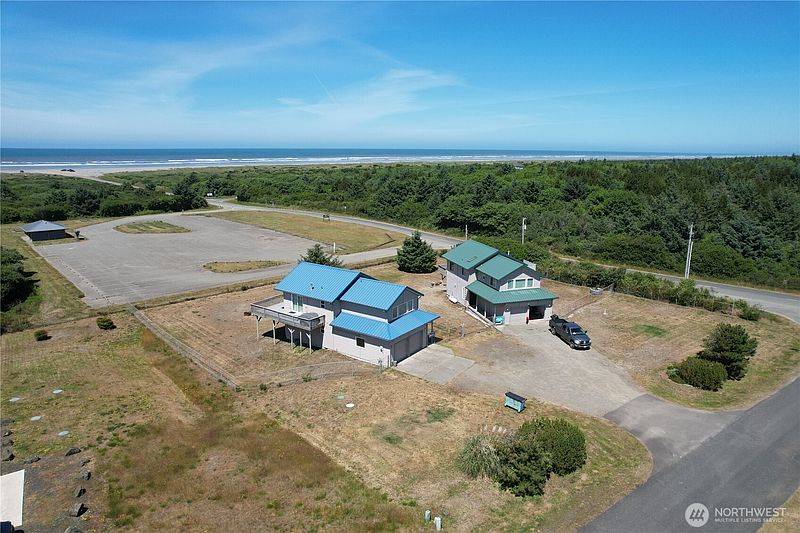 2nd image of 16 Ocean Boulevard