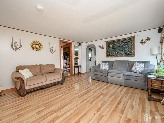 3rd image of 35 Potts Rd