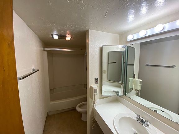 2nd image of 711 Olde Camelot Cir #3300-1