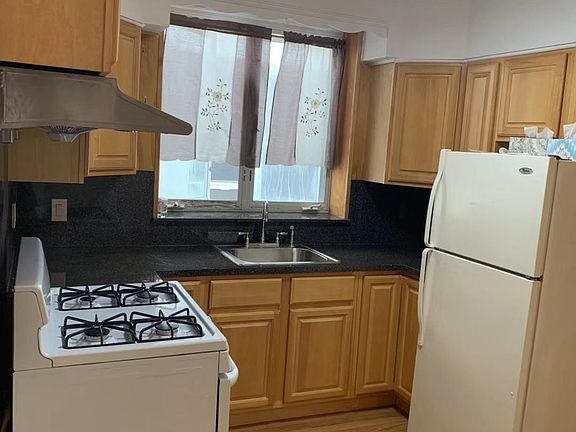 2nd image of 582 Fort Hill Pl
