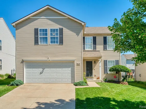 8620 Rifle River Dr, Fowlerville, MI 48836