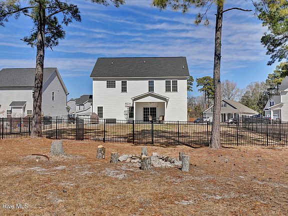3rd image of 302 Sumac Court