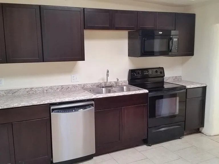 711 N Queen Ave — Photo 3