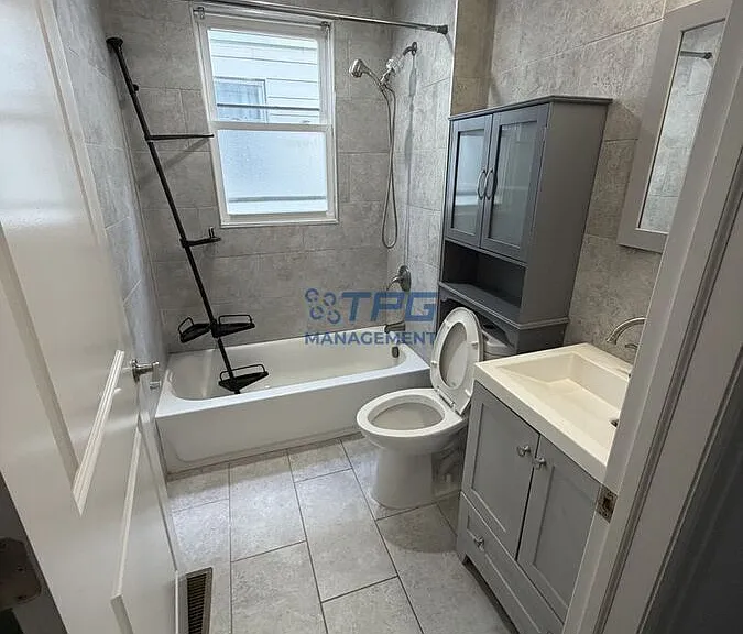 937-939 Pennington St #1R — Photo 4