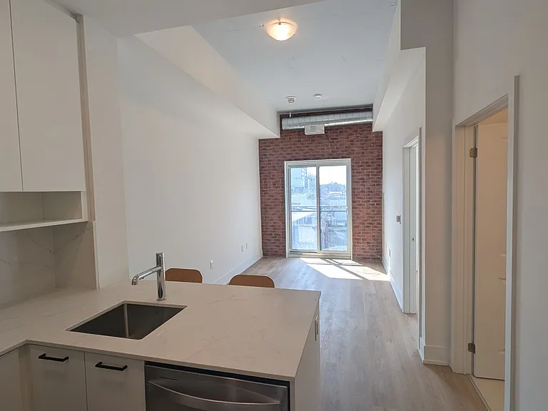 206 King St W #405 — Photo 2